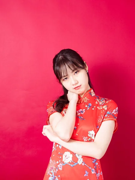 Vacker Asiatisk Kvinna Bär Traditionell Cheongsam Qipao Klänning Med Nacke — Stockfoto