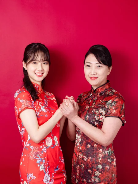 Porträtt Dotter Och Mor Bär Traditionella Cheongsam Qipao Isolerad Röd — Stockfoto