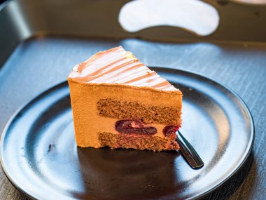 Tabakta çikolatalı mus keki.