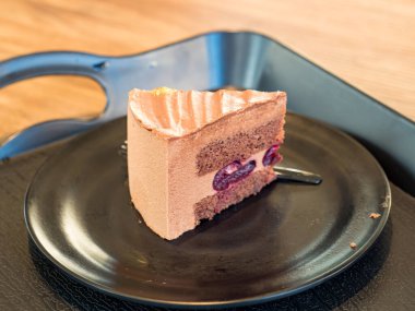 Tabakta çikolatalı mus keki.