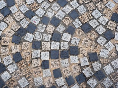 Eski kaldırım taşı yol üst hava aracı görüntüsü