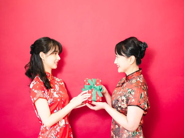 Tochter Mit Traditionellem Cheongsam Qipao Gratuliert Mama Und Überreicht Geschenk — Stockfoto