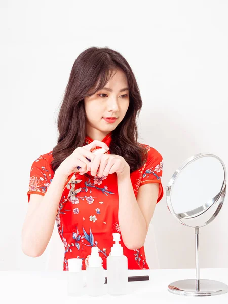 Geleneksel Cheongsam Qipao Elbisesi Içindeki Genç Asyalı Kadın Aynaya Bakar — Stok fotoğraf