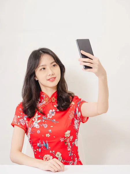 Sorrindo Jovem Asiático Mulher Tradicional Cheongsam Qipao Vestido Usando Smartphone — Fotografia de Stock