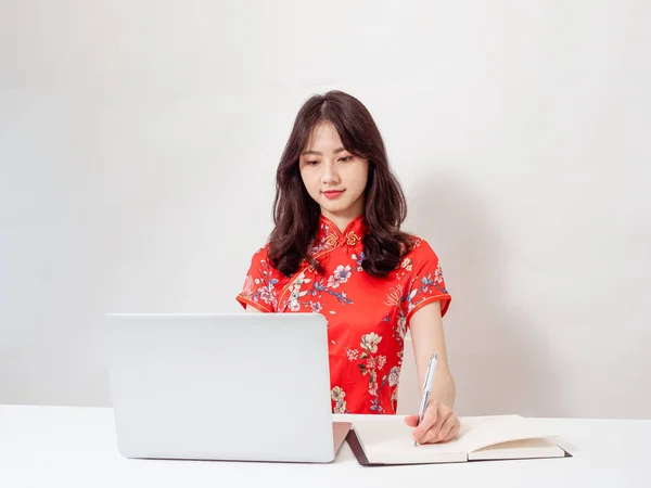 Sorrindo Jovem Asiático Mulher Tradicional Cheongsam Qipao Vestido Tomar Notas — Fotografia de Stock