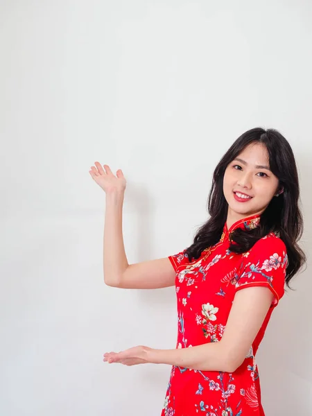 Asian Woman Wearing Traditional Cheongsam Qipao Dress Hand Pointing Copy — Stockfoto
