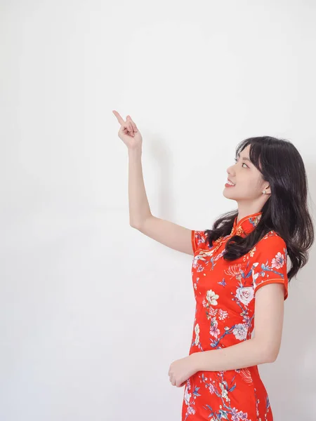 Asian Woman Wearing Traditional Cheongsam Qipao Dress Hand Pointing Copy — Stockfoto