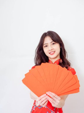 Genç Asyalı bir kadının portresi geleneksel Cheongsam Qipao elbisesi giyiyor ve Çin 'de yeni yılda beyaz arka planda kırmızı zarflar var..