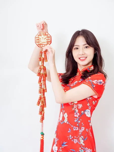 Geleneksel Cheongsam Qipao elbisesi giyen Asyalı genç bir kadın yeni yılı kutlamak için Çin şenlik duasını beyaz arka planda iyi şans anlamına gelen bir sözle kutluyor..