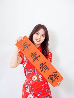 Geleneksel Cheongsam Qipao elbisesi giyen Asyalı genç bir kadın, Çin festivalinin yeni yılını kutlamak için beyaz arka planda 