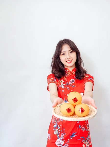 Young Asian Woman Wearing Traditional Cheongsam Qipao Dress Hold Mandarin — 스톡 사진