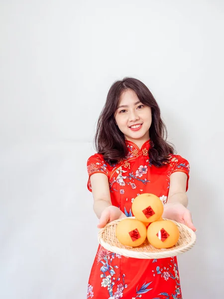 Young Asian Woman Wearing Traditional Cheongsam Qipao Dress Hold Mandarin — Foto Stock