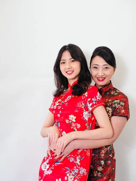 Portrait Mature Asian Mother Hugging Her Asian Daughter White Background — Foto de Stock
