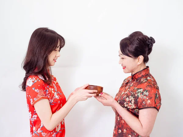 Portrait Mature Asian Mother Her Asian Daughter Both Wearing Traditional — Stockfoto