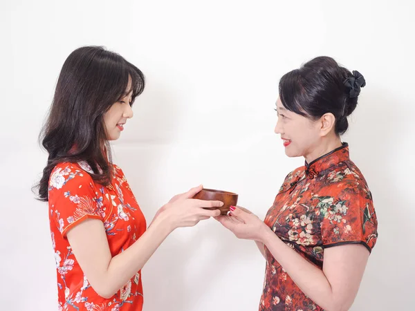 Portrait Mature Asian Mother Her Asian Daughter Both Wearing Traditional — Foto de Stock