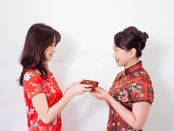 Portrait Mature Asian Mother Her Asian Daughter Both Wearing Traditional — Foto de Stock