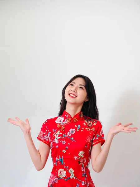 Portrait Young Asian Woman Wearing Traditional Cheongsam Qipao Dress Isolated — Foto Stock