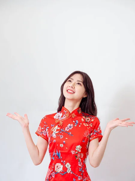 Portrait Young Asian Woman Wearing Traditional Cheongsam Qipao Dress Isolated — 스톡 사진
