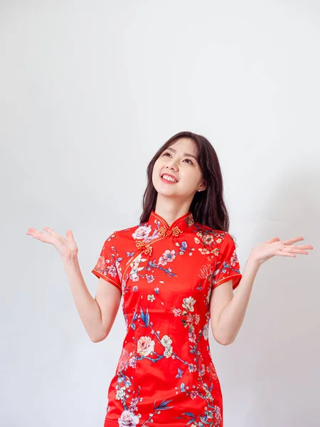 Portrait Young Asian Woman Wearing Traditional Cheongsam Qipao Dress Isolated — Stockfoto