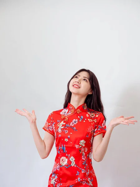 Portrait Young Asian Woman Wearing Traditional Cheongsam Qipao Dress Isolated — Stockfoto