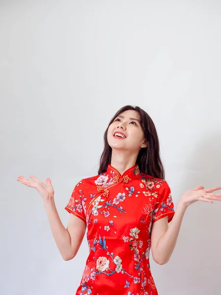 Portrait Young Asian Woman Wearing Traditional Cheongsam Qipao Dress Isolated — Foto Stock