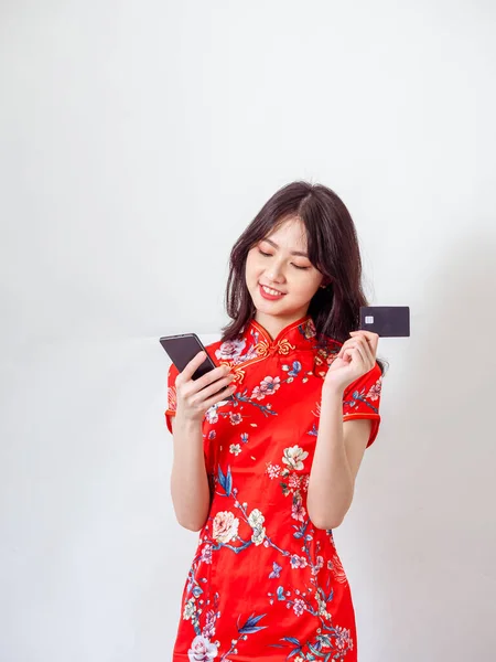 전통적 치마를 아시아 여성의 배경에 카드가 스마트폰을 사용하는 — 스톡 사진