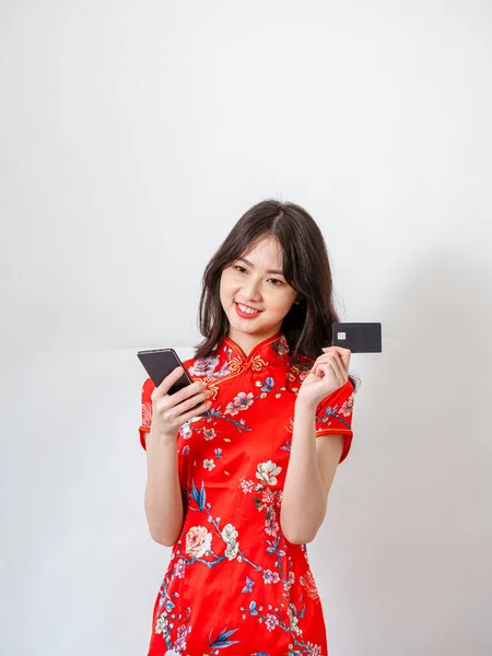 전통적 치마를 아시아 여성의 배경에 카드가 스마트폰을 사용하는 — 스톡 사진