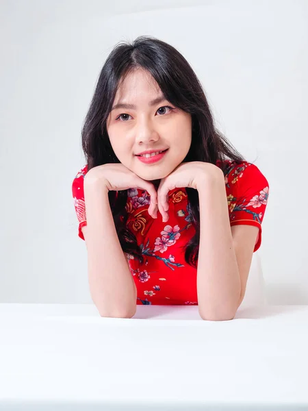 Portrait Young Asian Woman Wearing Traditional Cheongsam Qipao Dress Touch — Stockfoto