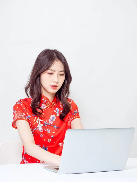 Portrait Young Asian Woman Traditional Cheongsam Qipao Dress Using Laptop — Foto Stock