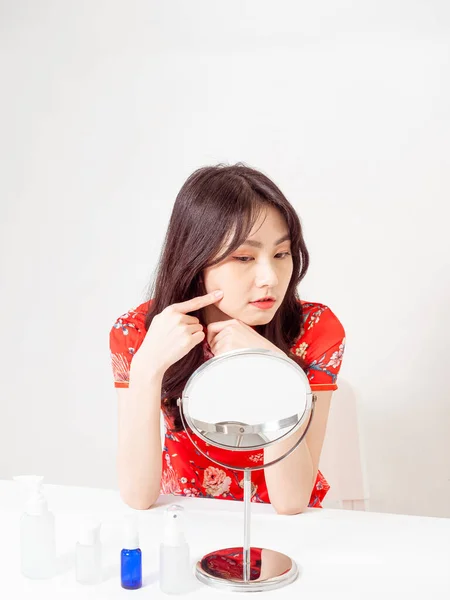 Portrait Young Asian Woman Traditional Cheongsam Qipao Dress Looks Mirror — 스톡 사진