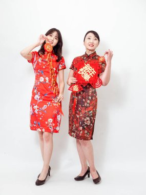 Geleneksel Cheongsam Qipao elbisesi giyen Asyalı kadınların ikisi de Çin festivalinde yeni yılı beyaz arka planda 