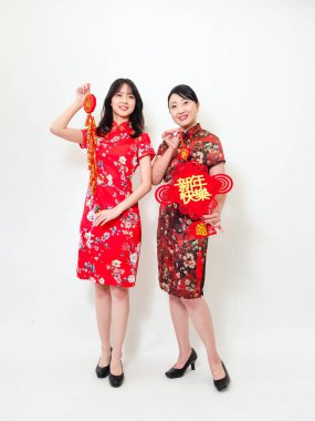Geleneksel Cheongsam Qipao elbisesi giyen Asyalı kadınların ikisi de Çin festivalinde yeni yılı beyaz arka planda 