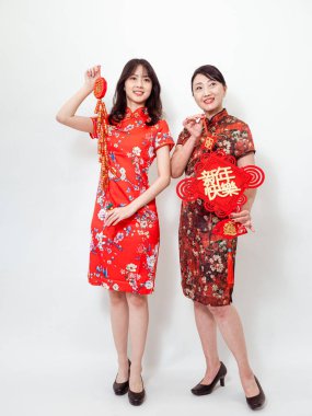 Geleneksel Cheongsam Qipao elbisesi giyen Asyalı kadınların ikisi de Çin festivalinde yeni yılı beyaz arka planda 