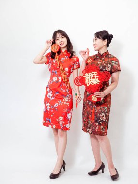 Geleneksel Cheongsam Qipao elbisesi giyen Asyalı kadınların ikisi de Çin festivalinde yeni yılı beyaz arka planda 