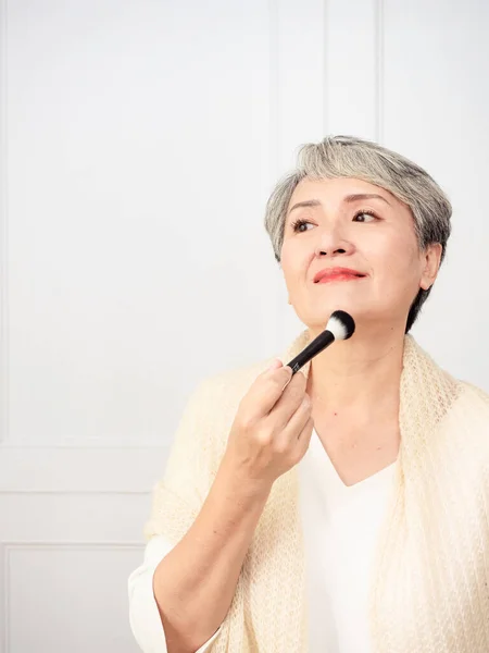 Portrait Mature Asian Woman 50S Holding Make Brush — Fotografia de Stock
