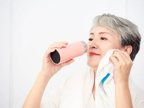 Portrait Mature Aged Asian Woman 50S Towel Training Hold Bottle — Stockfoto