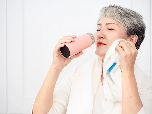 Portrait Mature Aged Asian Woman 50S Towel Training Hold Bottle — Stockfoto