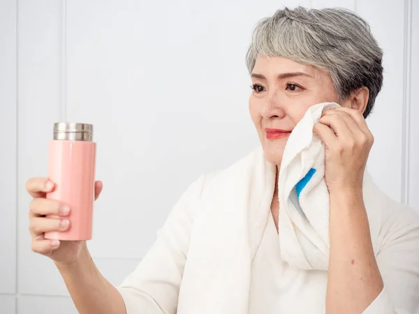 Portrait Mature Aged Asian Woman 50S Towel Training Hold Bottle — Fotografia de Stock