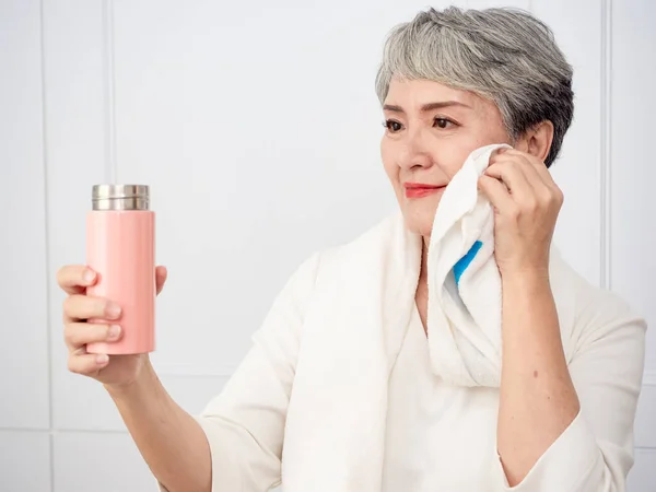Portrait Mature Aged Asian Woman 50S Towel Training Hold Bottle — Fotografia de Stock