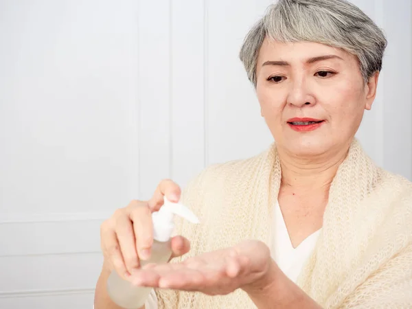Portrait Mature Asian Woman 50S Holds White Bottle Cosmetic Product — Fotografia de Stock