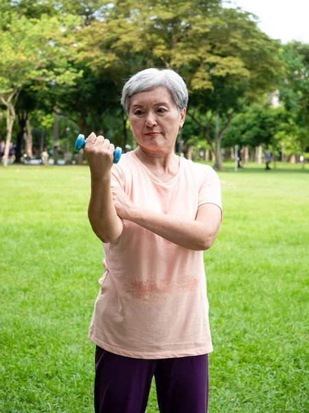 Porträt Einer Reifen Asiatischen Frau Der 60Er Jahre Sportkleidung Beim — Stockfoto