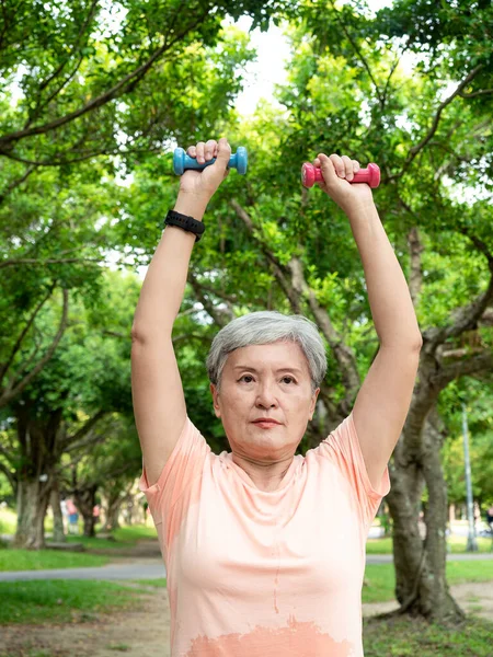 Porträt Einer Reifen Asiatischen Frau Der 60Er Jahre Sportkleidung Beim — Stockfoto