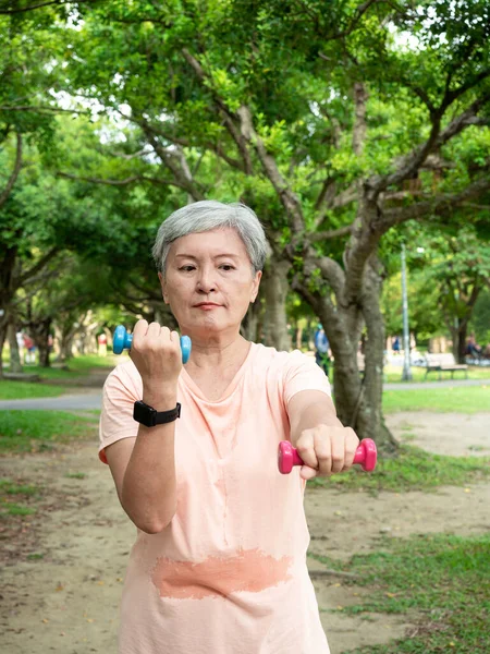 Porträt Einer Reifen Asiatischen Frau Der 60Er Jahre Sportkleidung Beim — Stockfoto