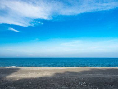 Taitung, Tayvan 'da mavi gökyüzü ve deniz manzarası.