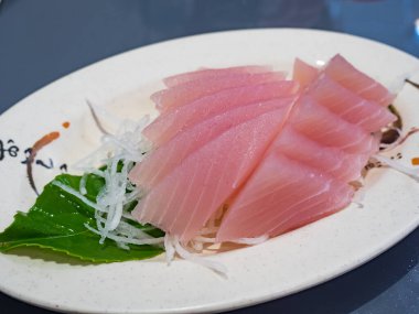 lezzetli Japon taze çiğ deniz mahsulleri-kılıç balığı