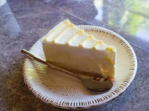 Zoet Dessert Een Bord Tafel Klassieke Kwarktaart Met Gele Citroensiroop — Stockfoto