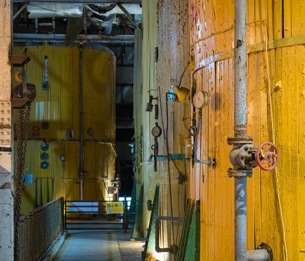 Het Interieur Van Een Verlaten Fabriek Met Pijpen Roestige Metalen — Stockfoto