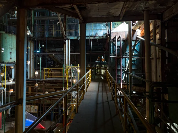 Het Interieur Van Een Verlaten Fabriek Met Pijpen Roestige Metalen — Stockfoto