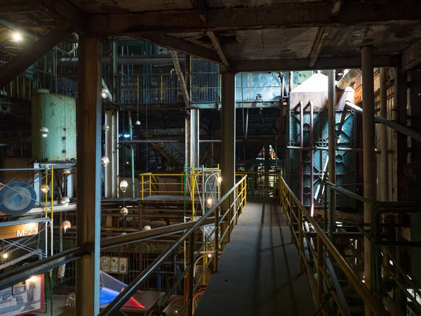 Het Interieur Van Een Verlaten Fabriek Met Pijpen Roestige Metalen — Stockfoto