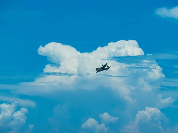 130 Hercules Flying Clouds — Stock Photo, Image